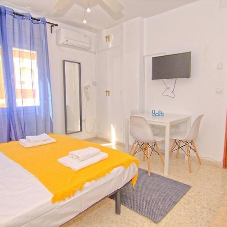 Low Cost Rooms Malaga River Eksteriør bilde