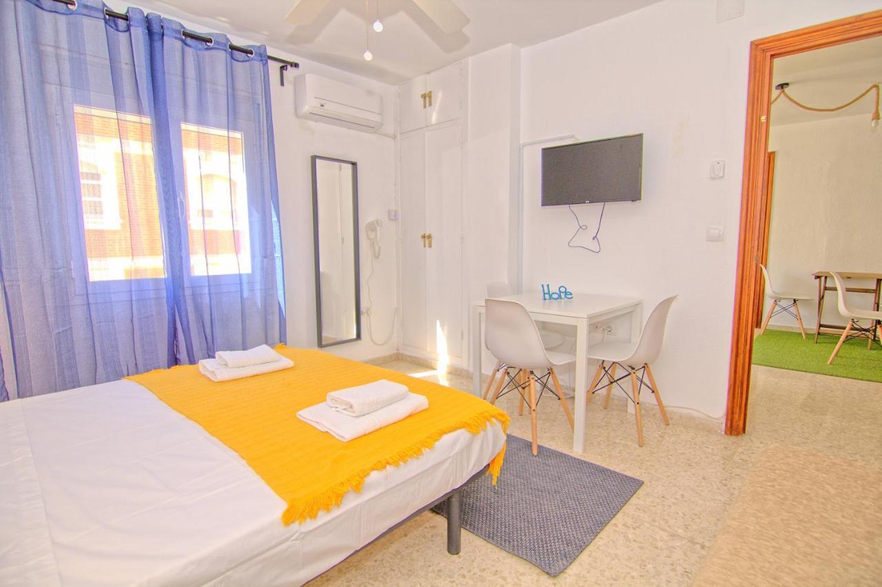 Low Cost Rooms Malaga River Eksteriør bilde